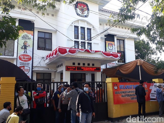 Pilkada 2020 tinggal menghitung hari. Namun Ketua KPU Tuban, Fatkul Iksan dinyatakan positif COVID-19.