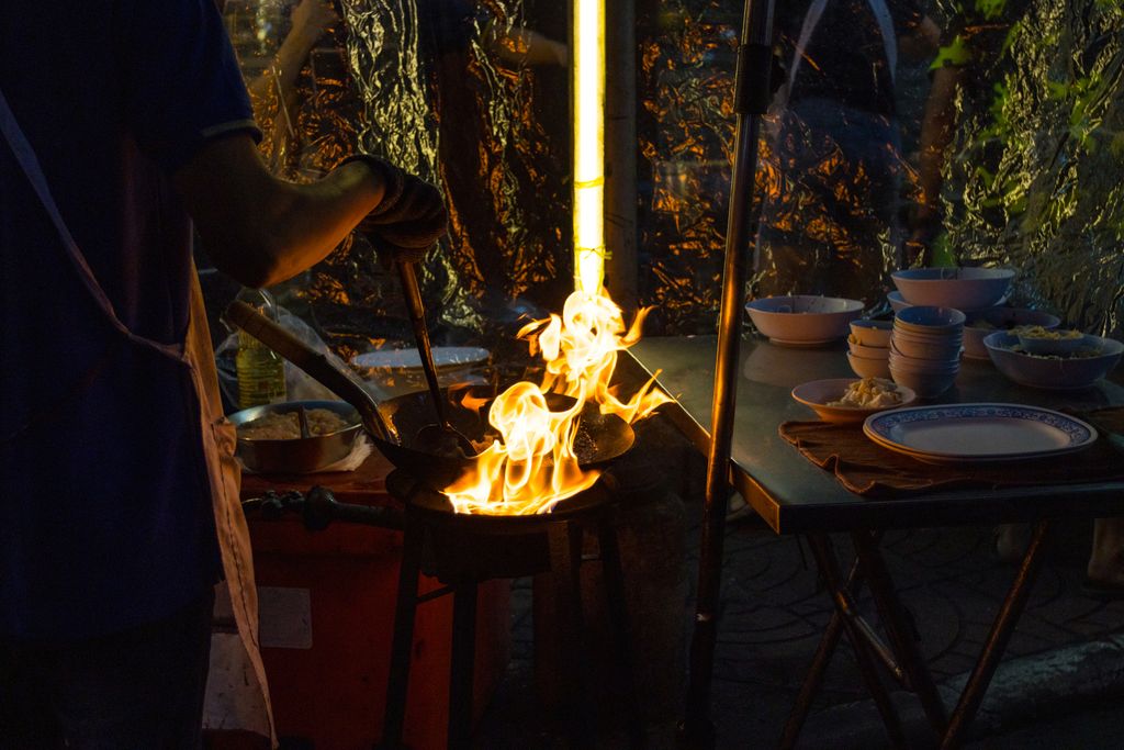 Lagi Bulan Madu, Pasangan Ini Malah Ketagihan Makan di Restoran Berhantu