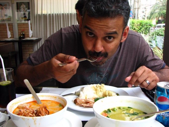 Lagi Bulan Madu, Pasangan Ini Malah Ketagihan Makan di Restoran Berhantu