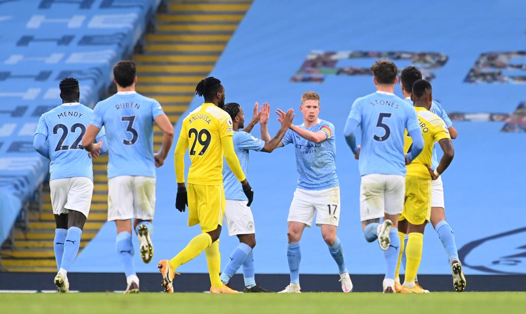 Manchester City vs Fulham MANCHESTER, ENGLAND - DECEMBER 05: Kevin De Bruyne of Manchester City celebrates with teammate Raheem Sterling after scoring his team's second goal during the Premier League match between Manchester City and Fulham at Etihad Stadium on December 05, 2020 in Manchester, England. The match will be played without fans, behind closed doors as a Covid-19 precaution. (Photo by Michael Regan/Getty Images)