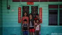 Menurut keterangan warga, suku Tionghoa di Pulau Rupat telah ada sejak dahulu. Banyak warga bilang suku Tionghoa ini merupakan salah satu peranakan dari Suku Akit yang menghuni Pulau Rupat pertama kali.