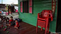 Dari segi bangunan rumah, Suku Tionghoa du Rupat ini memiliki keunikan sendiri. Karena beberapa rumah masih sangat tradisional tetapi ada juga yang modern. Selain itu tepat di depan itu ada tulisan  aksara China yang mencerminkan dari setiap keluarga yang tinggal di rumah tersebut.