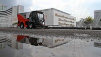 Begini penampakan mobil penyapu otomatis yang wara-wiri membersihkan kawasan Gedung DPR.