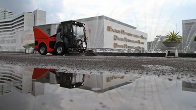Mobil Ini Bikin Kawasan Gedung DPR Makin Kinclong