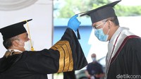 Sebanyak 209 mahasiswa program sarjana dan pascasarjana bergantian untuk melakukan proses wisuda.
