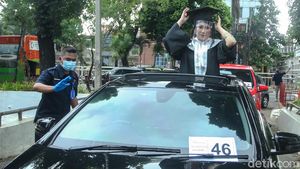 Seperti Ini Momen Wisuda Drive-Thru di Jakarta