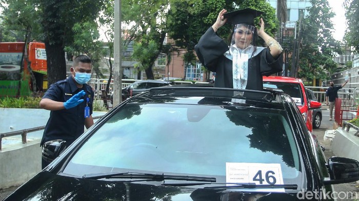 Momen Wisuda Drive-Thru di Jakarta Momen wisuda di tengah pandemi berubah total menggunakan sistem drive-thru. Seperti apa suasananya? Yuk, intip fot-fotonya.