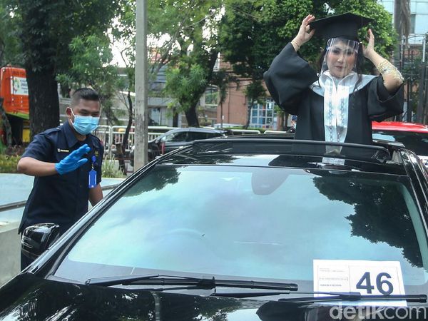 Seperti Ini Momen Wisuda Drive-Thru di Jakarta