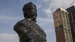 Monumen Bersejarah Peru Dilapisi Plastik, Ada Apa?