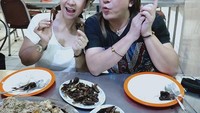 Berkunjung ke Surabaya, Iyut diajak makan-makan oleh sahabatnya. Ikan bakar, kerang dan kepiting jadi menu makan malamnya. Foto: instagram @iyut.bing7