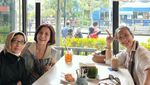 Ngopi Santai Iyut Bing Slamet Bareng Teman dan Keluarga