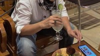 Sluuurrrp! Segelas lime mojito menemani Iyut santai. Usianya yang lebih dari setengah abad tak membuatnya tampil tua. Ia masih sering mengenakan celana jeans sobek-sobek. Foto: instagram @iyut.bing7