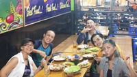 Tak selalu sendirian, Iyut juga sering menikmati momen makan bersama keluarga dan teman-temannya. Warung makan sederhana pun kerap jadi tempat memanjakan selera.  Foto: instagram @iyut.bing7