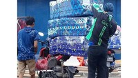 Ukuran barang yang diangku abang ojol ini lebih besar dari motornya. Berbahaya saat di jalan (Instagram @newdramaojol.id)