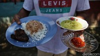 Rumah makan beliau ini menawarkan cita rasa masakan Padang yang khas dengan arom rempahnya seperti gulai, rendang, sambel balado dan menu lainnya. 