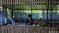 Ediyanto adalah satu dari warga Rupat yang memiliki usaha warung makan.