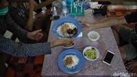 Disela kesibukannya ia juga sempat melayani para pembeli secara langsung.