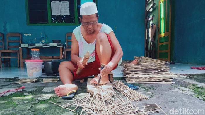 Meski omzet payung seni di Kabupaten Klaten anjlok, mereka tetap bersemangat. Di tengah pandemi yang merebak, UKM ini tetap bertahan lho.