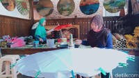 Biasanya sentra UKM ini bisa memproduksi 100 pesanan sebulan sebelum pandemi.