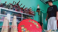 Saat ini, ungkap Wigit, perajin hanya bisa bertahan dengan tetap memproduksi skala kecil untuk stok. Stok itu untuk persediaan jika nantinya kondisi membaik.