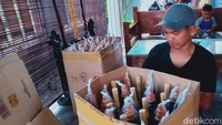 Ketua Kelompok Kreatif Perajin Payung Lukis Ngadi Rahayu Desa Tanjung, Kecamatan Juwiring, Ngadi Yakur mengatakan di awal pandemi COVID-19, omzet perajin anjlok sampai 80%. Penyebabnya banyak sekolah, acara, tempat wisata, dan hotel tutup.