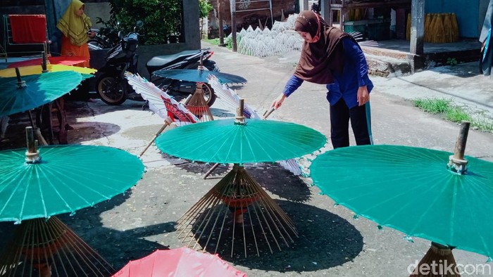 Perajin Payung Lukis di Klaten Tetap Bertahan di Tengah Pandemi Meski omzet payung seni di Kabupaten Klaten anjlok, mereka tetap bersemangat. Di tengah pandemi yang merebak, UKM ini tetap bertahan lho.