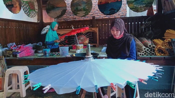 Perajin Payung Lukis Dihantam Pandemi