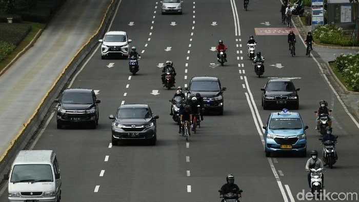 Sejumlah pesepeda di kawasan Jalan Jenderal Sudirman, Jakarta, nekat memasuki jalur cepat. Aksi tersebut tentu saja dapat membahayakan nyawa dan pengguna jalan lainnya.