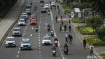 Bahaya! Pesepeda Ini Bajak Jalur Cepat