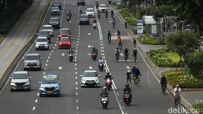 Sejumlah pesepeda di kawasan Jalan Jenderal Sudirman, Jakarta, nekat memasuki jalur cepat. Aksi tersebut tentu saja dapat membahayakan nyawa dan pengguna jalan lainnya.