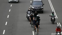 Meski telah dibunyikan klason berkali-kali, para sepeda itu tetap melaju di tengah jalur cepat sehingga menghalangi mobil di belakangnya.