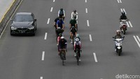 Begini potret para pesepeda saat merambah jalur cepat di kawasan Jalan Jenderal Sudirman, Jakarta.