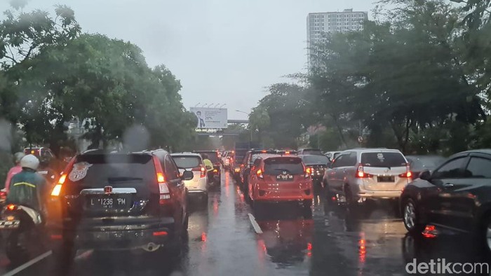 pohon tumbang di surabaya