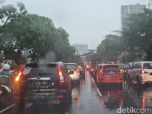 Tiga Pohon Tumbang Bikin Macet Parah Jalan Ahmad Yani Surabaya