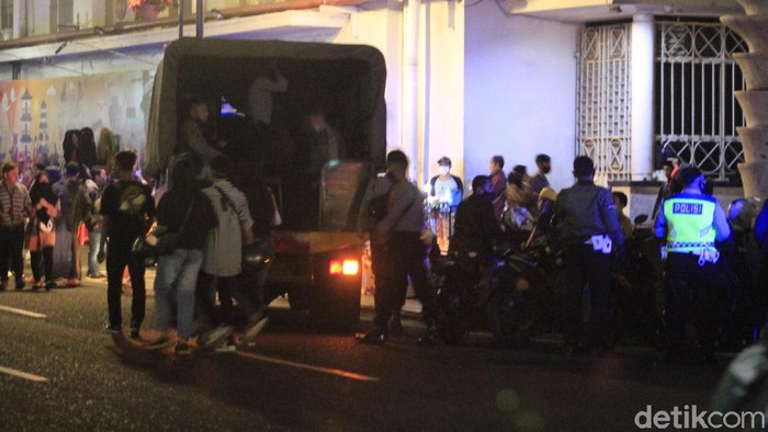 Polisi Bubarkan Keumunan Massa di Bandung