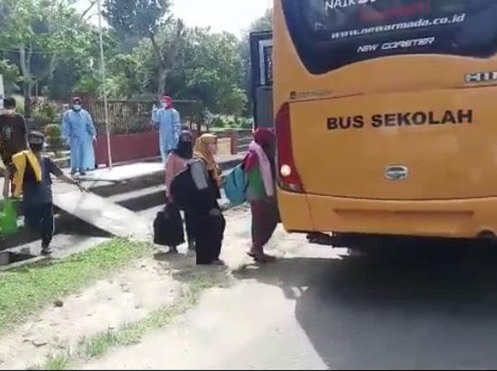 Puluhan penghuni panti asuhan yang tertular Corona dievakuasi ke lokasi karantina