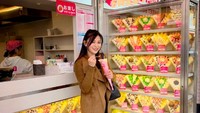 Puspa Dewi eksis di Instagram dan kerap mengunggah foto aktivitasnya. Kali ini ia sedang ’throwback’ jajan crepes plus es krim enak di Jepang. Foto: Instagram puspadewihc