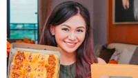 Sesekali Puspa Dewi juga manjakan diri dengan makan enak. Ia mengaku pencinta roti kasur. Foto: Instagram puspadewihc