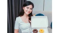 Hayo! Lebih manis mana nih, senyum Puspa Dewi atau donat-donat di hadapannya? Foto: Instagram puspadewihc