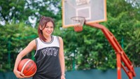 Inilah sosok Puspa Dewi, nenek berusia 53 tahun yang mendapat pujian banyak netizen karena awet muda. Ia masih aktif olahraga, termasuk main basket. Foto: Instagram puspadewihc
