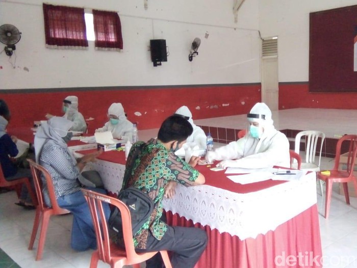 Ratusan anggota Kelompok Penyelenggara Pemungutan Suara (KPPS) Pilkada Blitar reaktif saat rapid test. Mereka dilarang menjalankan tugas namun tetap mendapatkan haknya dari penyelenggaraan kontestasi pemilihan kepala daerah.
