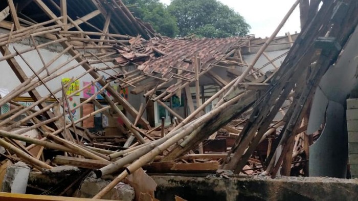 Ruang Madrasah di Sukabumi Ambruk