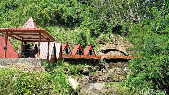 Sejuknya Tikako, Menikmati Menu Tradisonal di Atas Sungai