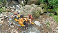 Jarang-jarang kan bisa beristirahat sambil mengisi perut di atas sungai?