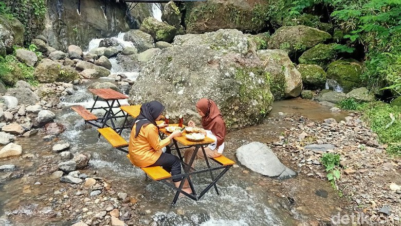 Sejuknya Tikako, Menikmati Menu Tradisonal di Atas Sungai