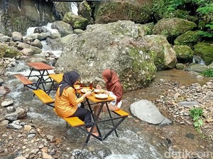 Sejuknya Tikako, Menikmati Menu Tradisonal di Atas Sungai