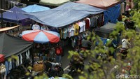 Terlihat sejumlah PKL memenuhi setengah badan jalan.