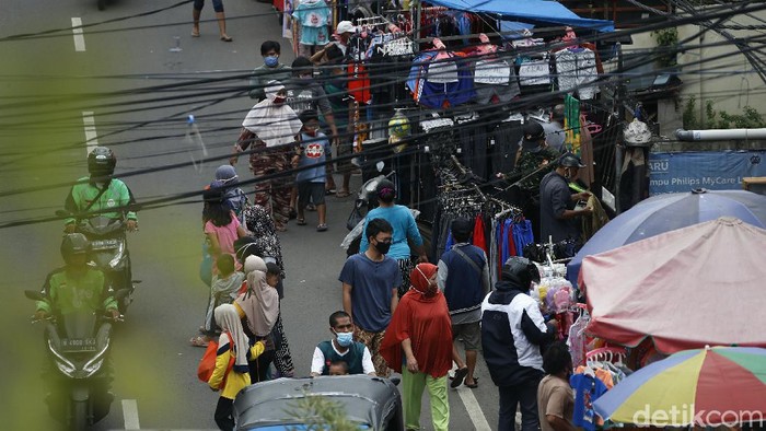 Pedagang Kaki Lima (PKL) , memenuhi setengah badan jalan, di KH Abdullah Syafei, Tebet, Jakarta. Imbasnya, jalan menjadi macet dan kerumunan pun tak terhindarkan.