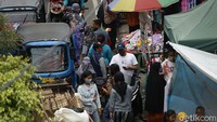 Selain melanggar prokes, kerumunan dan PKL pun membuat arus lalu lintas di kawasan tersebut macet.