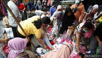 Penampakan kerumunan warga yang memenuhi lapak PKL.